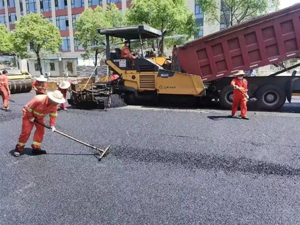 沥青路面施工公司需要哪些设备和资质 沥青路面施工